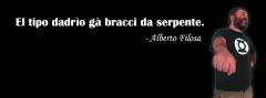 (dal veneto) Il tipo dietro di voi ha braccia da serpente. (commento) E da quando i serpenti hanno le braccia?