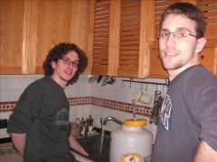 i nostri prodi eroi , pronti a prepare il nettare degli  Dei (io sono quello a destra, pizzetto, occhiali e capelli corti)