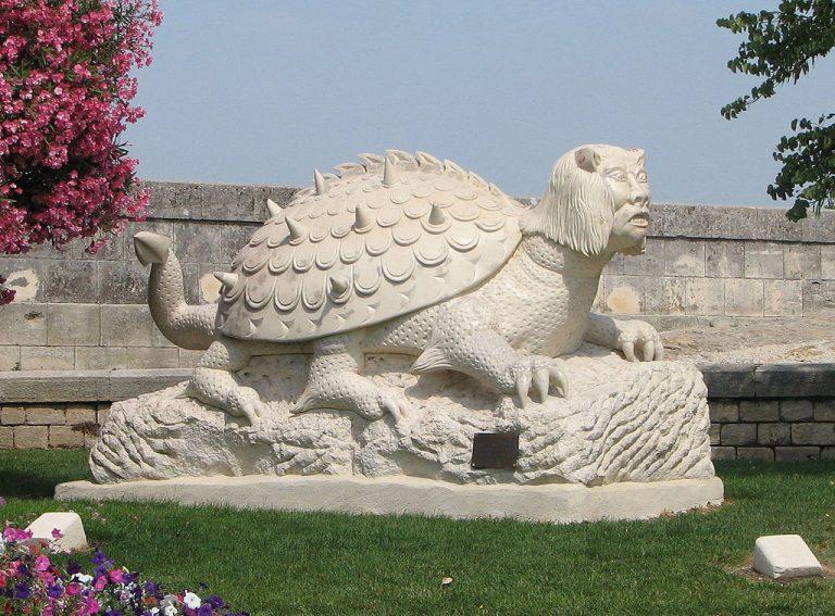 1024px-TarasqueStatue-768x567.jpg