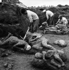 excavating-around-pompeii-bodies.jpg