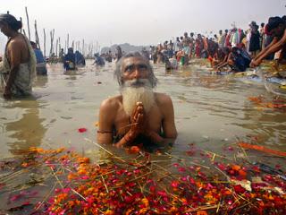 large.praying-in-the-ganges.jpg.8552065005422016795604c40aefc538.jpg